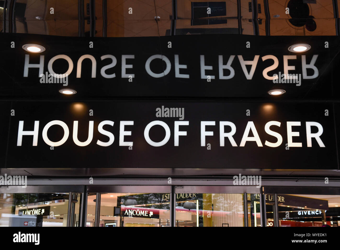 London, Großbritannien. Vom 7. Juni 2018. Signage am Haupteingang der Flagship Store von House of Fraser in der Oxford Street. Es wird berichtet, dass die kaufhauskette House of Fraser Pläne zu 31 seiner 59 Läden schliessen, mit 6.000 betroffenen Arbeitsplätze. Der Flagship Store wird Anfang 2019 schließen, wenn die Rettung viel Erlös, der bedarf der Zustimmung von 75% der Gläubiger als Teil der Unternehmen freiwillige Vereinbarungen. Credit: Stephen Chung/Alamy leben Nachrichten Stockfoto