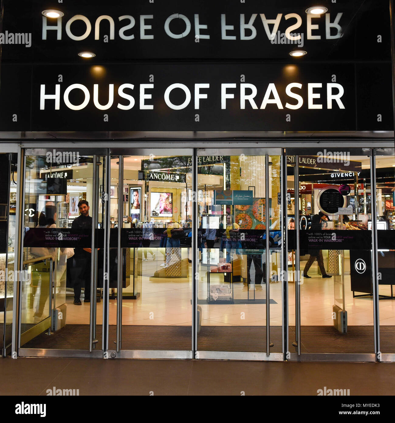 London, Großbritannien. Vom 7. Juni 2018. Signage am Haupteingang der Flagship Store von House of Fraser in der Oxford Street. Es wird berichtet, dass die kaufhauskette House of Fraser Pläne zu 31 seiner 59 Läden schliessen, mit 6.000 betroffenen Arbeitsplätze. Der Flagship Store wird Anfang 2019 schließen, wenn die Rettung viel Erlös, der bedarf der Zustimmung von 75% der Gläubiger als Teil der Unternehmen freiwillige Vereinbarungen. Credit: Stephen Chung/Alamy leben Nachrichten Stockfoto