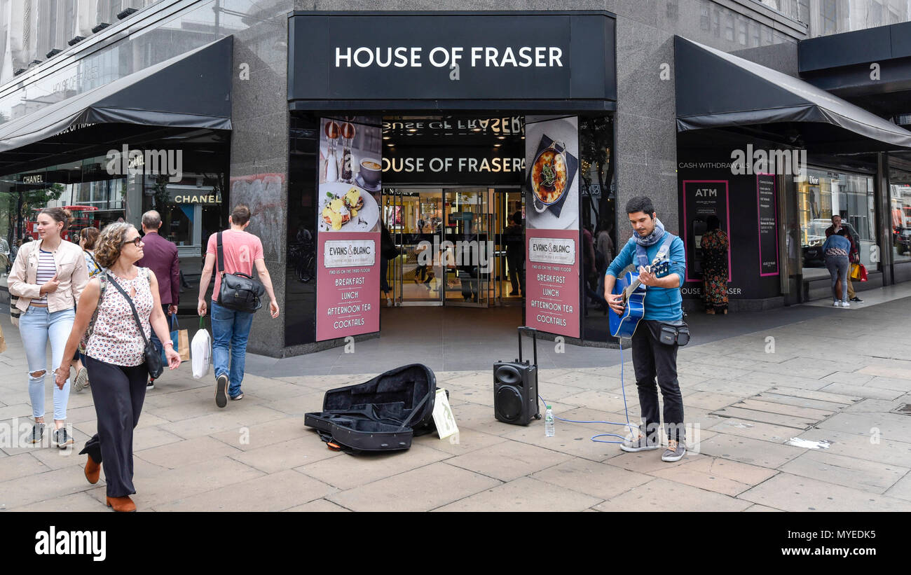 London, Großbritannien. Vom 7. Juni 2018. Ein strassenmusikant außerhalb der Haupteingang der Flagship Store von House of Fraser in der Oxford Street. Es wird berichtet, dass die kaufhauskette House of Fraser Pläne zu 31 seiner 59 Läden schliessen, mit 6.000 betroffenen Arbeitsplätze. Der Flagship Store wird Anfang 2019 schließen, wenn die Rettung viel Erlös, der bedarf der Zustimmung von 75% der Gläubiger als Teil der Unternehmen freiwillige Vereinbarungen. Credit: Stephen Chung/Alamy leben Nachrichten Stockfoto