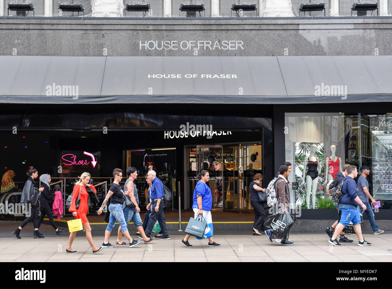 London, Großbritannien. Vom 7. Juni 2018. Menschen gehen durch die Flagship Store von House of Fraser in der Oxford Street. Es wird berichtet, dass die kaufhauskette House of Fraser Pläne zu 31 seiner 59 Läden schliessen, mit 6.000 betroffenen Arbeitsplätze. Der Flagship Store wird Anfang 2019 schließen, wenn die Rettung viel Erlös, der bedarf der Zustimmung von 75% der Gläubiger als Teil der Unternehmen freiwillige Vereinbarungen. Credit: Stephen Chung/Alamy leben Nachrichten Stockfoto