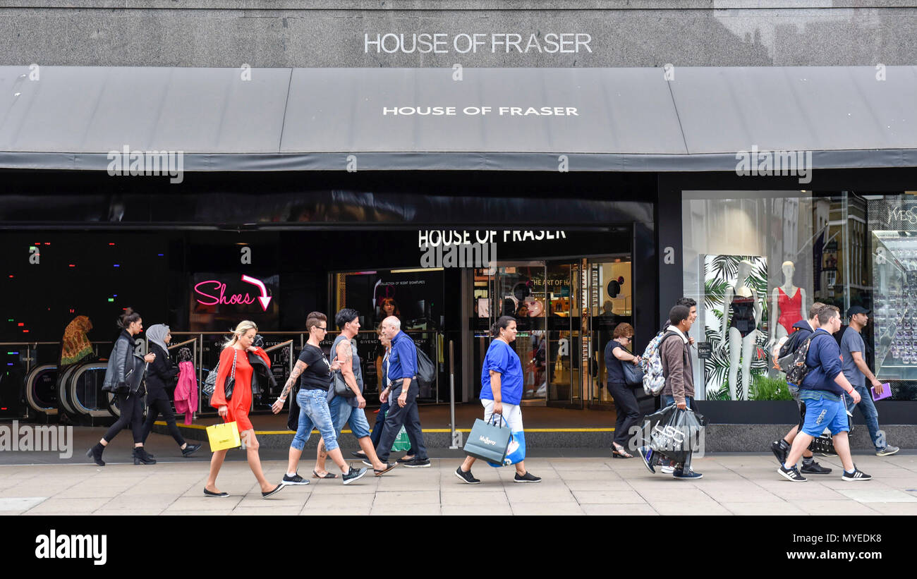 London, Großbritannien. Vom 7. Juni 2018. Menschen gehen durch die Flagship Store von House of Fraser in der Oxford Street. Es wird berichtet, dass die kaufhauskette House of Fraser Pläne zu 31 seiner 59 Läden schliessen, mit 6.000 betroffenen Arbeitsplätze. Der Flagship Store wird Anfang 2019 schließen, wenn die Rettung viel Erlös, der bedarf der Zustimmung von 75% der Gläubiger als Teil der Unternehmen freiwillige Vereinbarungen. Credit: Stephen Chung/Alamy leben Nachrichten Stockfoto