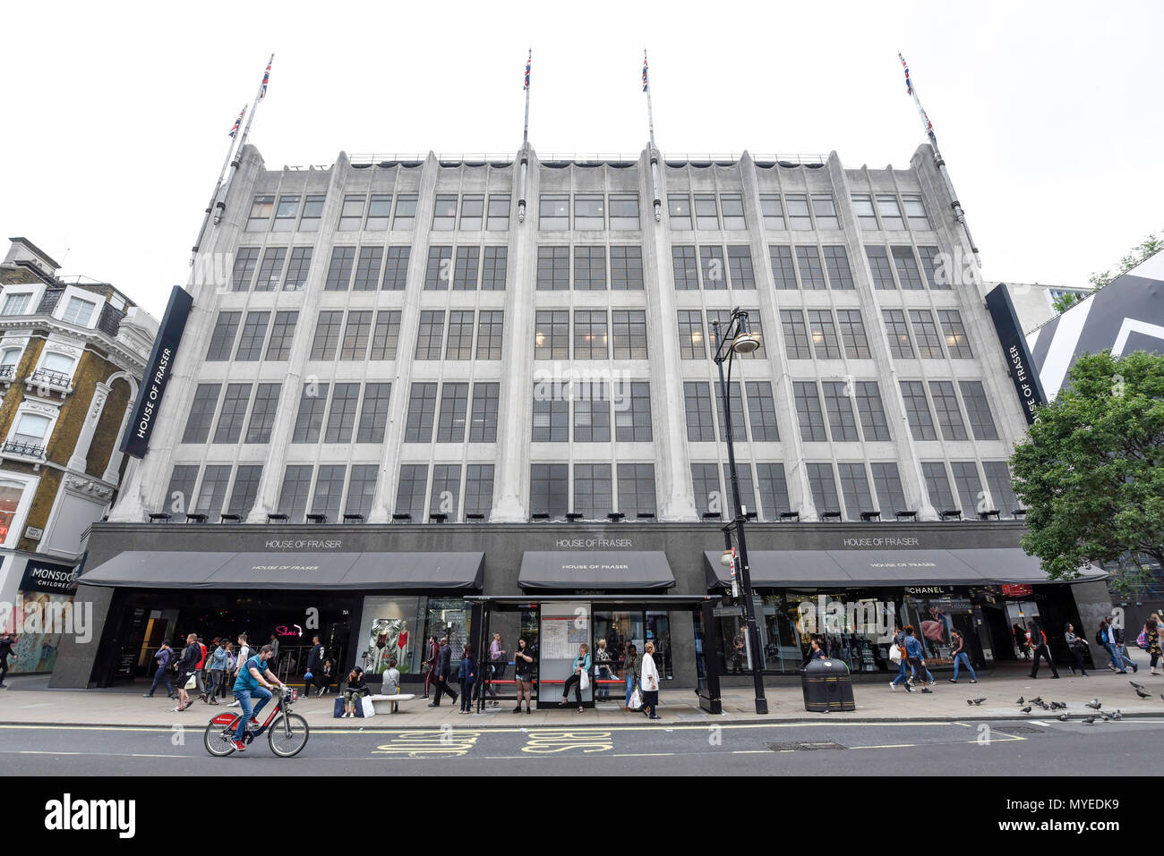 London, Großbritannien. Vom 7. Juni 2018. Menschen gehen durch die Flagship Store von House of Fraser in der Oxford Street. Es wird berichtet, dass die kaufhauskette House of Fraser Pläne zu 31 seiner 59 Läden schliessen, mit 6.000 betroffenen Arbeitsplätze. Der Flagship Store wird Anfang 2019 schließen, wenn die Rettung viel Erlös, der bedarf der Zustimmung von 75% der Gläubiger als Teil der Unternehmen freiwillige Vereinbarungen. Credit: Stephen Chung/Alamy leben Nachrichten Stockfoto