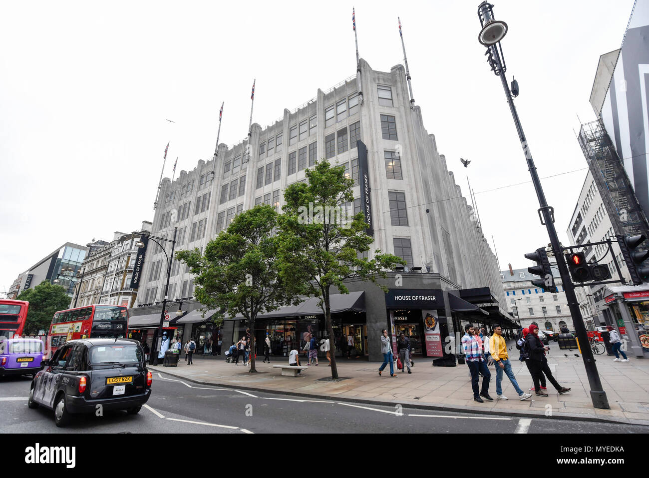 London, Großbritannien. Vom 7. Juni 2018. Menschen gehen durch die Flagship Store von House of Fraser in der Oxford Street. Es wird berichtet, dass die kaufhauskette House of Fraser Pläne zu 31 seiner 59 Läden schliessen, mit 6.000 betroffenen Arbeitsplätze. Der Flagship Store wird Anfang 2019 schließen, wenn die Rettung viel Erlös, der bedarf der Zustimmung von 75% der Gläubiger als Teil der Unternehmen freiwillige Vereinbarungen. Credit: Stephen Chung/Alamy leben Nachrichten Stockfoto