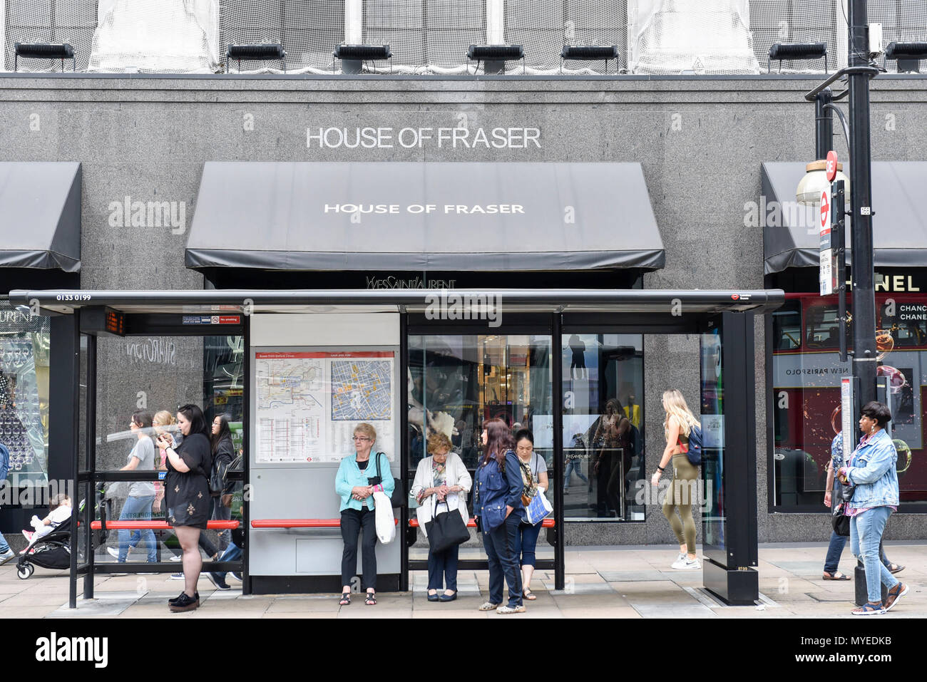 London, Großbritannien. Vom 7. Juni 2018. Menschen gehen durch die Flagship Store von House of Fraser in der Oxford Street. Es wird berichtet, dass die kaufhauskette House of Fraser Pläne zu 31 seiner 59 Läden schliessen, mit 6.000 betroffenen Arbeitsplätze. Der Flagship Store wird Anfang 2019 schließen, wenn die Rettung viel Erlös, der bedarf der Zustimmung von 75% der Gläubiger als Teil der Unternehmen freiwillige Vereinbarungen. Credit: Stephen Chung/Alamy leben Nachrichten Stockfoto