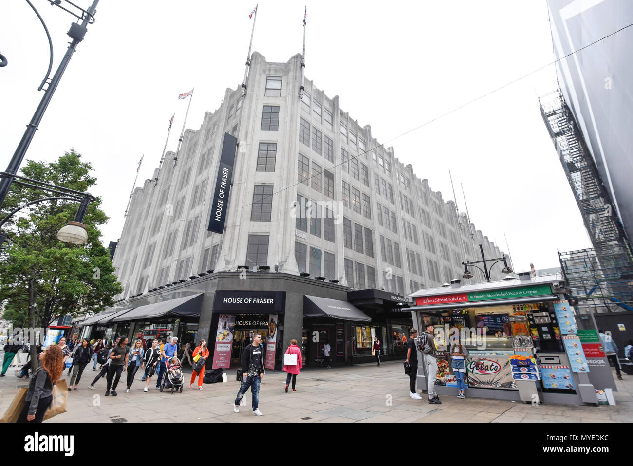 London, Großbritannien. Vom 7. Juni 2018. Menschen gehen durch die Flagship Store von House of Fraser in der Oxford Street. Es wird berichtet, dass die kaufhauskette House of Fraser Pläne zu 31 seiner 59 Läden schliessen, mit 6.000 betroffenen Arbeitsplätze. Der Flagship Store wird Anfang 2019 schließen, wenn die Rettung viel Erlös, der bedarf der Zustimmung von 75% der Gläubiger als Teil der Unternehmen freiwillige Vereinbarungen. Credit: Stephen Chung/Alamy leben Nachrichten Stockfoto