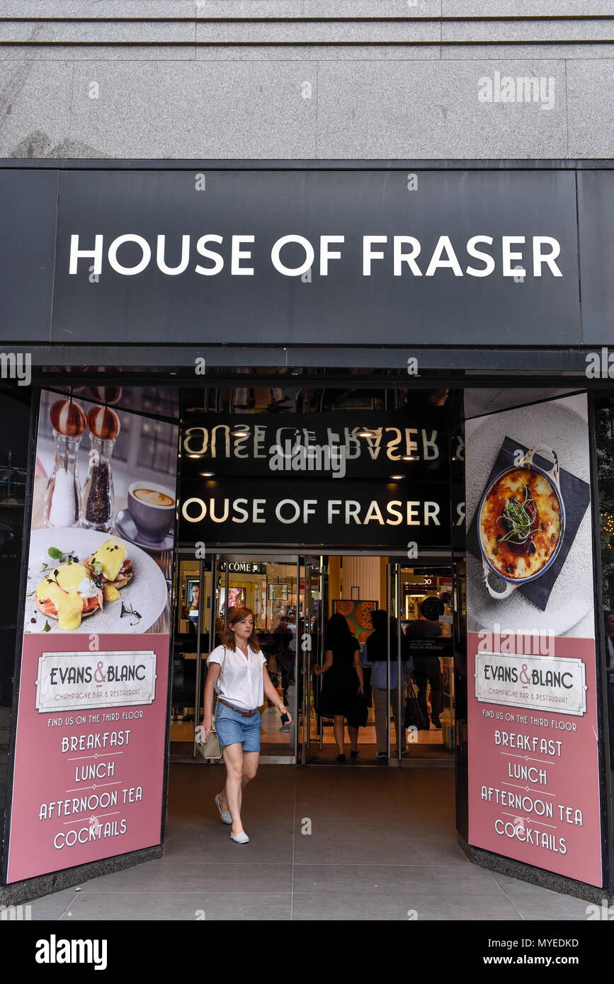 London, Großbritannien. Vom 7. Juni 2018. Eine Frau geht durch die Flagship Store von House of Fraser in der Oxford Street. Es wird berichtet, dass die kaufhauskette House of Fraser Pläne zu 31 seiner 59 Läden schliessen, mit 6.000 betroffenen Arbeitsplätze. Der Flagship Store wird Anfang 2019 schließen, wenn die Rettung viel Erlös, der bedarf der Zustimmung von 75% der Gläubiger als Teil der Unternehmen freiwillige Vereinbarungen. Credit: Stephen Chung/Alamy leben Nachrichten Stockfoto