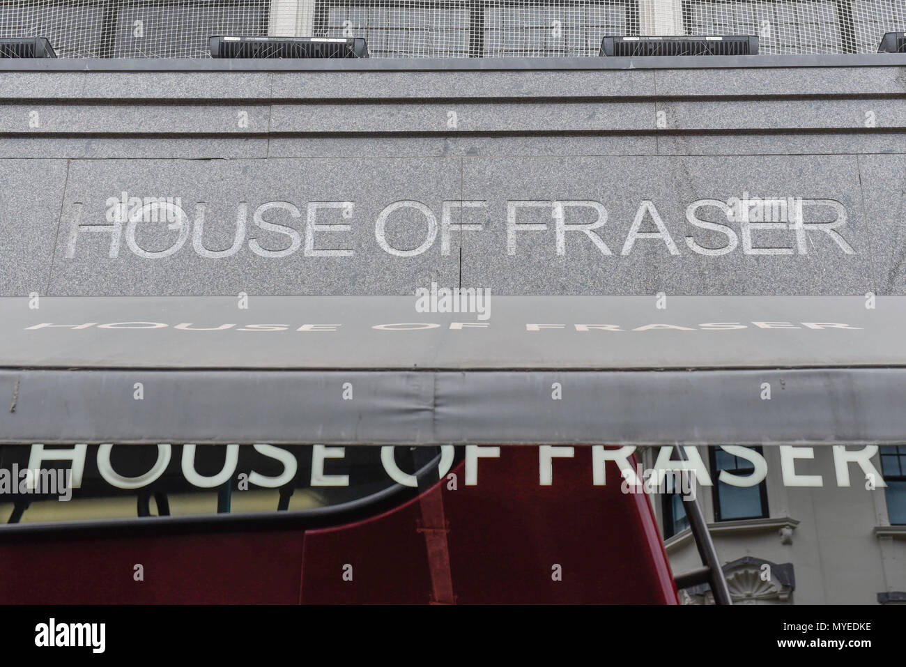 London, Großbritannien. Vom 7. Juni 2018. Äußere der Flagship Store von House of Fraser in der Oxford Street. Es wird berichtet, dass die kaufhauskette House of Fraser Pläne zu 31 seiner 59 Läden schliessen, mit 6.000 betroffenen Arbeitsplätze. Der Flagship Store wird Anfang 2019 schließen, wenn die Rettung viel Erlös, der bedarf der Zustimmung von 75% der Gläubiger als Teil der Unternehmen freiwillige Vereinbarungen. Credit: Stephen Chung/Alamy leben Nachrichten Stockfoto
