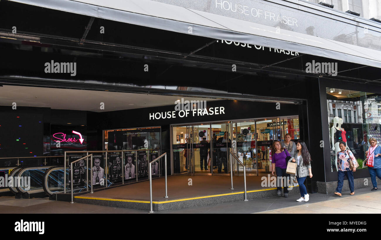 London, Großbritannien. Vom 7. Juni 2018. Menschen gehen durch die Flagship Store von House of Fraser in der Oxford Street. Es wird berichtet, dass die kaufhauskette House of Fraser Pläne zu 31 seiner 59 Läden schliessen, mit 6.000 betroffenen Arbeitsplätze. Der Flagship Store wird Anfang 2019 schließen, wenn die Rettung viel Erlös, der bedarf der Zustimmung von 75% der Gläubiger als Teil der Unternehmen freiwillige Vereinbarungen. Credit: Stephen Chung/Alamy leben Nachrichten Stockfoto