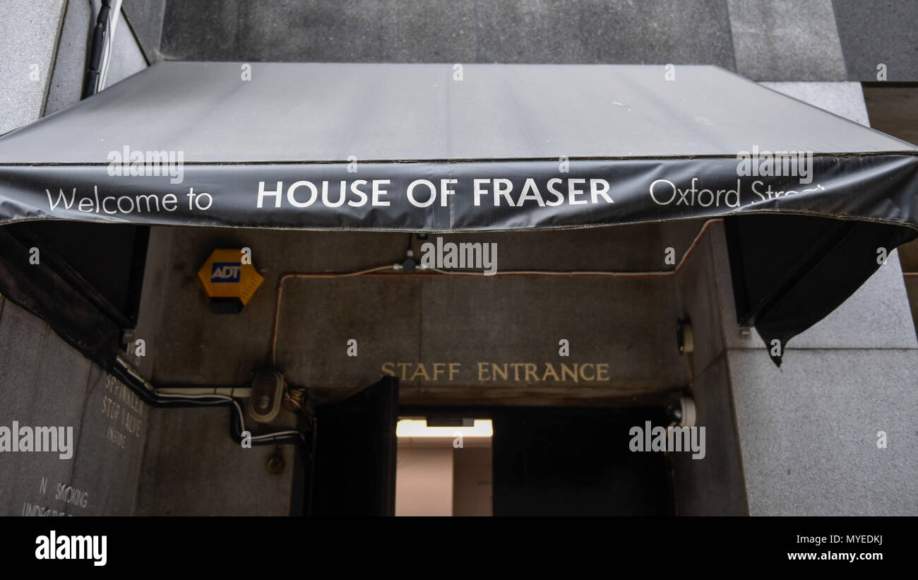London, Großbritannien. Vom 7. Juni 2018. Das Personal Eingang der Flagship Store von House of Fraser in der Oxford Street. Es wird berichtet, dass die kaufhauskette House of Fraser Pläne zu 31 seiner 59 Läden schliessen, mit 6.000 betroffenen Arbeitsplätze. Der Flagship Store wird Anfang 2019 schließen, wenn die Rettung viel Erlös, der bedarf der Zustimmung von 75% der Gläubiger als Teil der Unternehmen freiwillige Vereinbarungen. Credit: Stephen Chung/Alamy leben Nachrichten Stockfoto