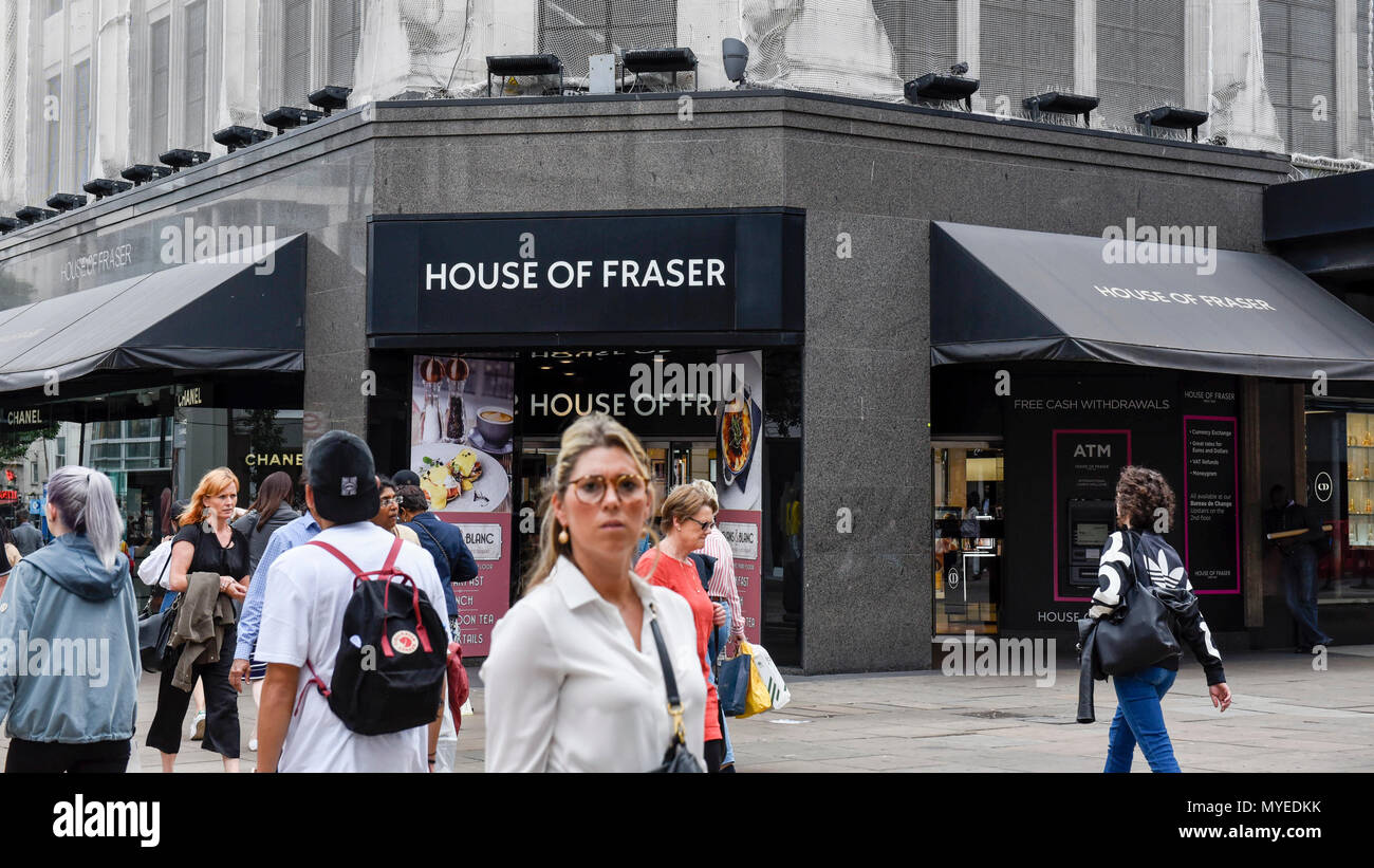 London, Großbritannien. Vom 7. Juni 2018. Menschen gehen durch die Flagship Store von House of Fraser in der Oxford Street. Es wird berichtet, dass die kaufhauskette House of Fraser Pläne zu 31 seiner 59 Läden schliessen, mit 6.000 betroffenen Arbeitsplätze. Der Flagship Store wird Anfang 2019 schließen, wenn die Rettung viel Erlös, der bedarf der Zustimmung von 75% der Gläubiger als Teil der Unternehmen freiwillige Vereinbarungen. Credit: Stephen Chung/Alamy leben Nachrichten Stockfoto