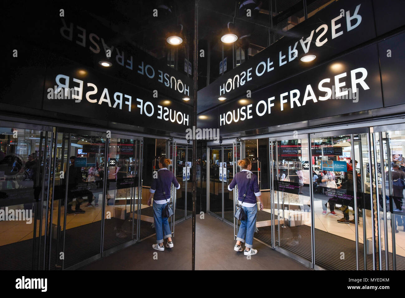 London, Großbritannien. Vom 7. Juni 2018. Reflektiert signage am Haupteingang der Flagship Store von House of Fraser in der Oxford Street. Es wird berichtet, dass die kaufhauskette House of Fraser Pläne zu 31 seiner 59 Läden schliessen, mit 6.000 betroffenen Arbeitsplätze. Der Flagship Store wird Anfang 2019 schließen, wenn die Rettung viel Erlös, der bedarf der Zustimmung von 75% der Gläubiger als Teil der Unternehmen freiwillige Vereinbarungen. Credit: Stephen Chung/Alamy leben Nachrichten Stockfoto