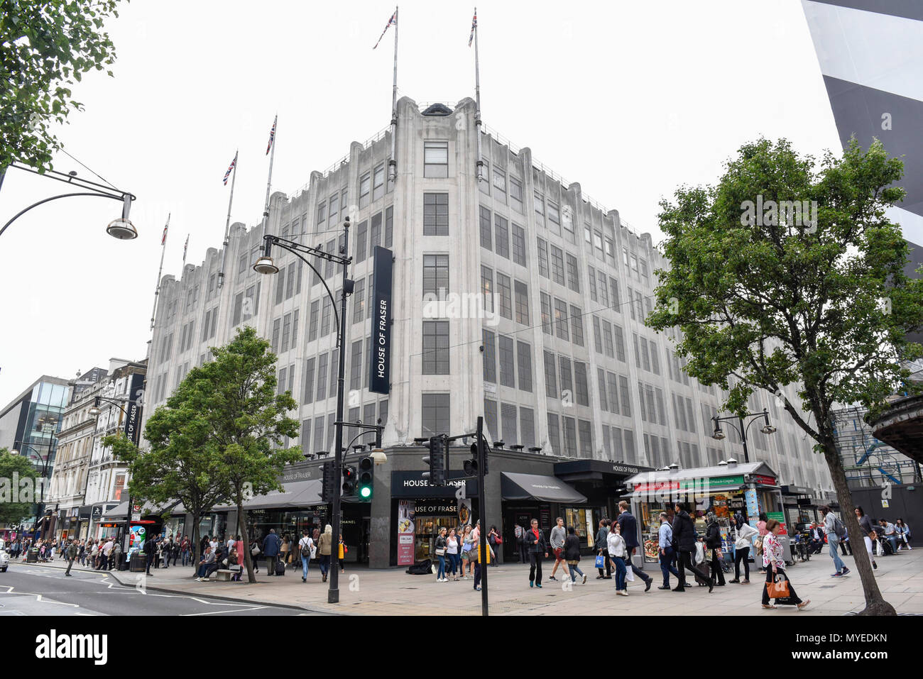 London, Großbritannien. Vom 7. Juni 2018. Menschen gehen durch die Flagship Store von House of Fraser in der Oxford Street. Es wird berichtet, dass die kaufhauskette House of Fraser Pläne zu 31 seiner 59 Läden schliessen, mit 6.000 betroffenen Arbeitsplätze. Der Flagship Store wird Anfang 2019 schließen, wenn die Rettung viel Erlös, der bedarf der Zustimmung von 75% der Gläubiger als Teil der Unternehmen freiwillige Vereinbarungen. Credit: Stephen Chung/Alamy leben Nachrichten Stockfoto