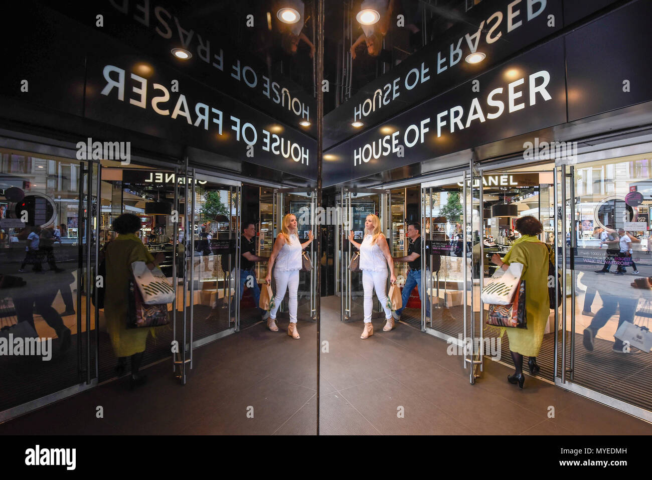 London, Großbritannien. Vom 7. Juni 2018. Reflektiert signage am Haupteingang der Flagship Store von House of Fraser in der Oxford Street. Es wird berichtet, dass die kaufhauskette House of Fraser Pläne zu 31 seiner 59 Läden schliessen, mit 6.000 betroffenen Arbeitsplätze. Der Flagship Store wird Anfang 2019 schließen, wenn die Rettung viel Erlös, der bedarf der Zustimmung von 75% der Gläubiger als Teil der Unternehmen freiwillige Vereinbarungen. Credit: Stephen Chung/Alamy leben Nachrichten Stockfoto