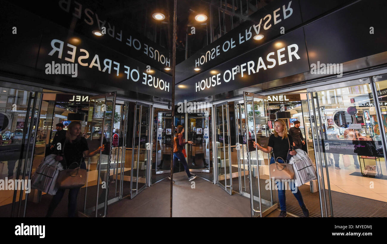 London, Großbritannien. Vom 7. Juni 2018. Reflektiert signage am Haupteingang der Flagship Store von House of Fraser in der Oxford Street. Es wird berichtet, dass die kaufhauskette House of Fraser Pläne zu 31 seiner 59 Läden schliessen, mit 6.000 betroffenen Arbeitsplätze. Der Flagship Store wird Anfang 2019 schließen, wenn die Rettung viel Erlös, der bedarf der Zustimmung von 75% der Gläubiger als Teil der Unternehmen freiwillige Vereinbarungen. Credit: Stephen Chung/Alamy leben Nachrichten Stockfoto