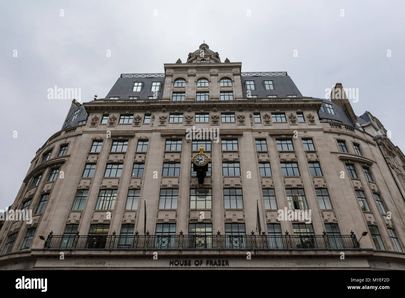 London, Großbritannien. 7 Jun, 2018. House of Fraser, die High Street Einzelhändler zu schließen Es der Londoner Oxford Street Store mit dem Verlust von über 6.000 Arbeitsplätzen in 31 Filialen im ganzen Land. Umstrukturierung durch die chinesischen Eigentümer. Hohe Mieten für Räume und Preise sowie eine Abwertung des Pfund gegenüber anderen Währungen und zum Shopping im Internet sind alle Ursachen in den Untergang der Einzelhandelskette. Quelle: Steve Hawkins Fotografie/Alamy leben Nachrichten Stockfoto