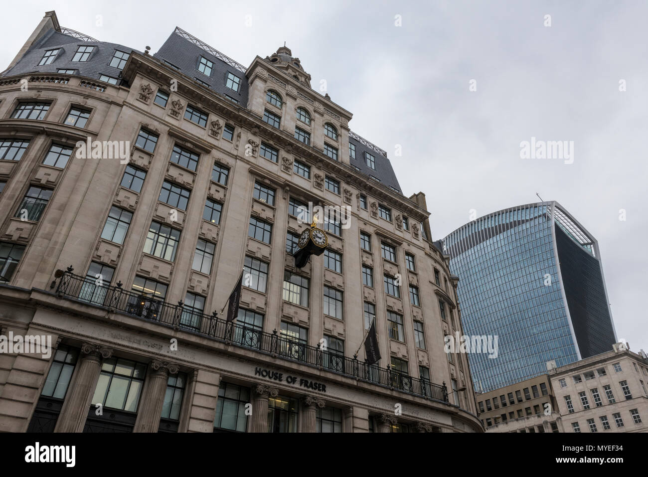 London, Großbritannien. 7 Jun, 2018. House of Fraser, die High Street Einzelhändler zu schließen Es der Londoner Oxford Street Store mit dem Verlust von über 6.000 Arbeitsplätzen in 31 Filialen im ganzen Land. Umstrukturierung durch die chinesischen Eigentümer. Hohe Mieten für Räume und Preise sowie eine Abwertung des Pfund gegenüber anderen Währungen und zum Shopping im Internet sind alle Ursachen in den Untergang der Einzelhandelskette. Quelle: Steve Hawkins Fotografie/Alamy leben Nachrichten Stockfoto