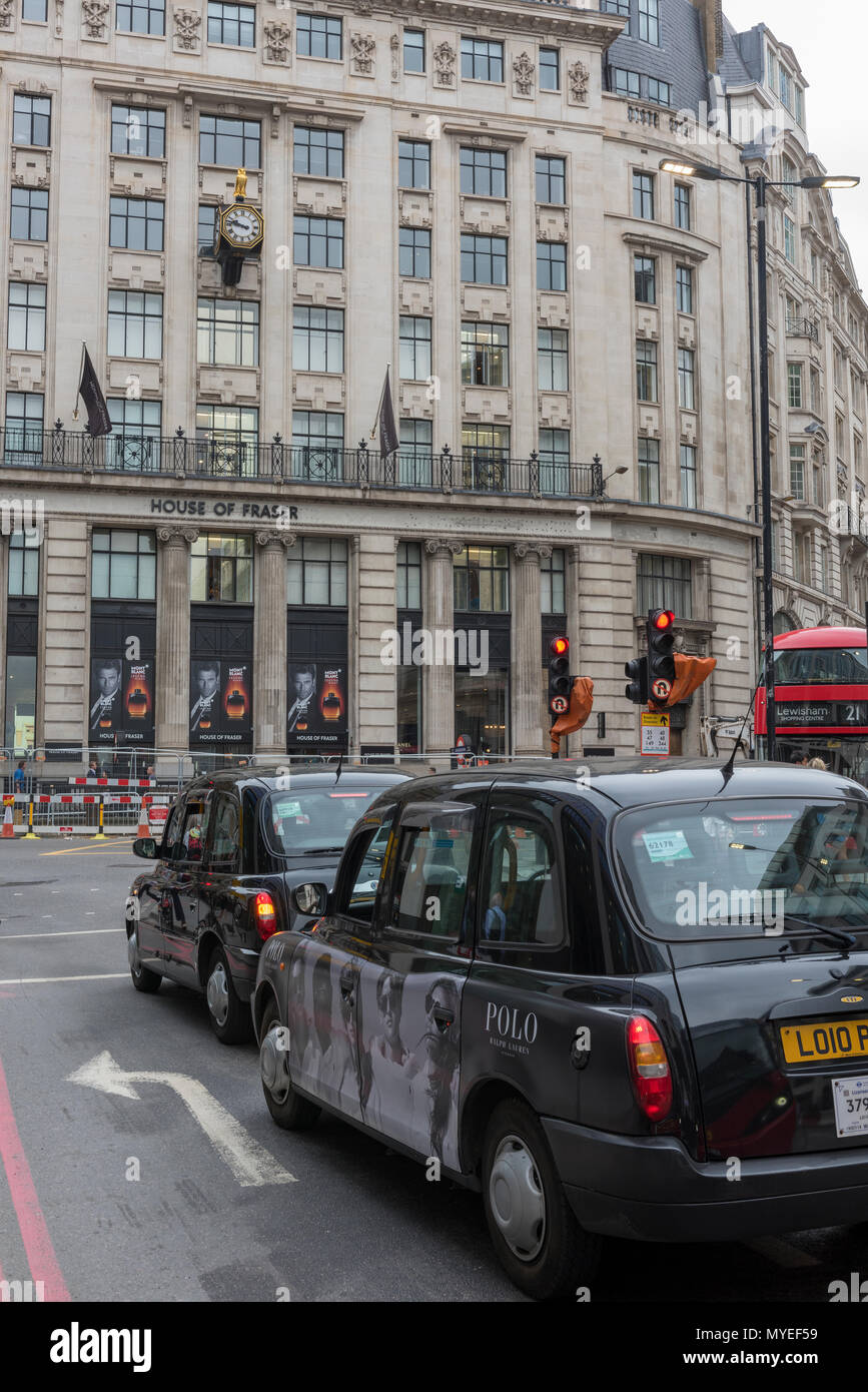 London, Großbritannien. 7 Jun, 2018. House of Fraser, die High Street Einzelhändler zu schließen Es der Londoner Oxford Street Store mit dem Verlust von über 6.000 Arbeitsplätzen in 31 Filialen im ganzen Land. Umstrukturierung durch die chinesischen Eigentümer. Hohe Mieten für Räume und Preise sowie eine Abwertung des Pfund gegenüber anderen Währungen und zum Shopping im Internet sind alle Ursachen in den Untergang der Einzelhandelskette. Quelle: Steve Hawkins Fotografie/Alamy leben Nachrichten Stockfoto