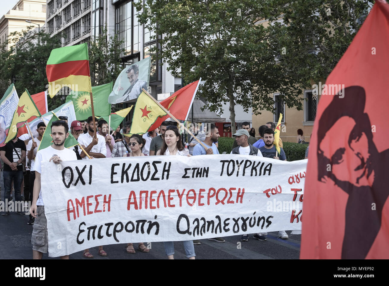 Kurden und Kurdistan gesehen Holding Banner Flaggen während der Demonstration. Hunderte Menschen nahmen an einer Demonstration auf die Anforderung für den kurdischen Journalisten Turgut Kayas, die sich derzeit in der Obhut von der türkischen Regierung. Die Demonstranten fordern die sofortige Freilassung von Turgut Kayas. Stockfoto