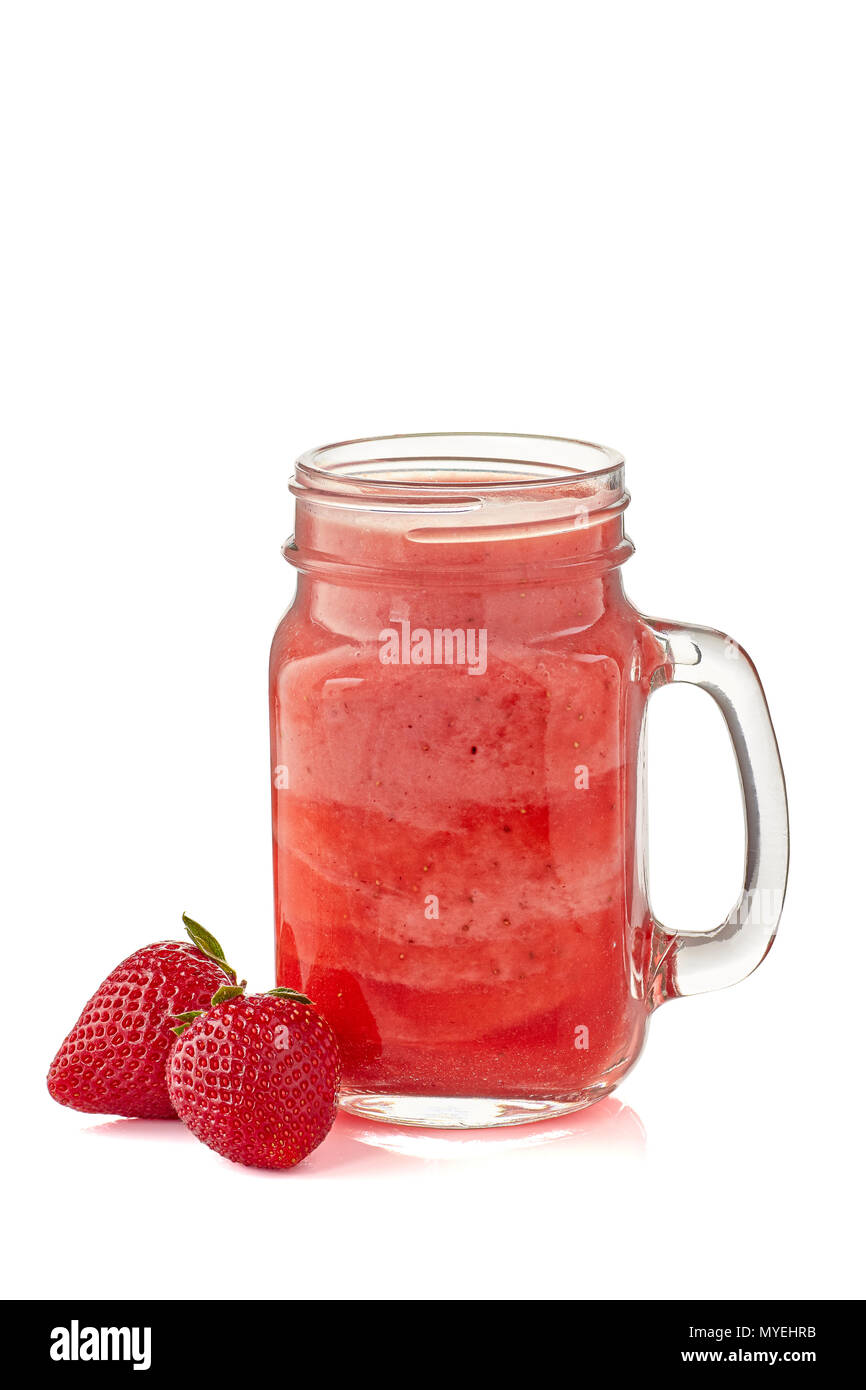 Strawberry Smoothie in Jar und zwei ganze Beeren auf Weiß Stockfoto