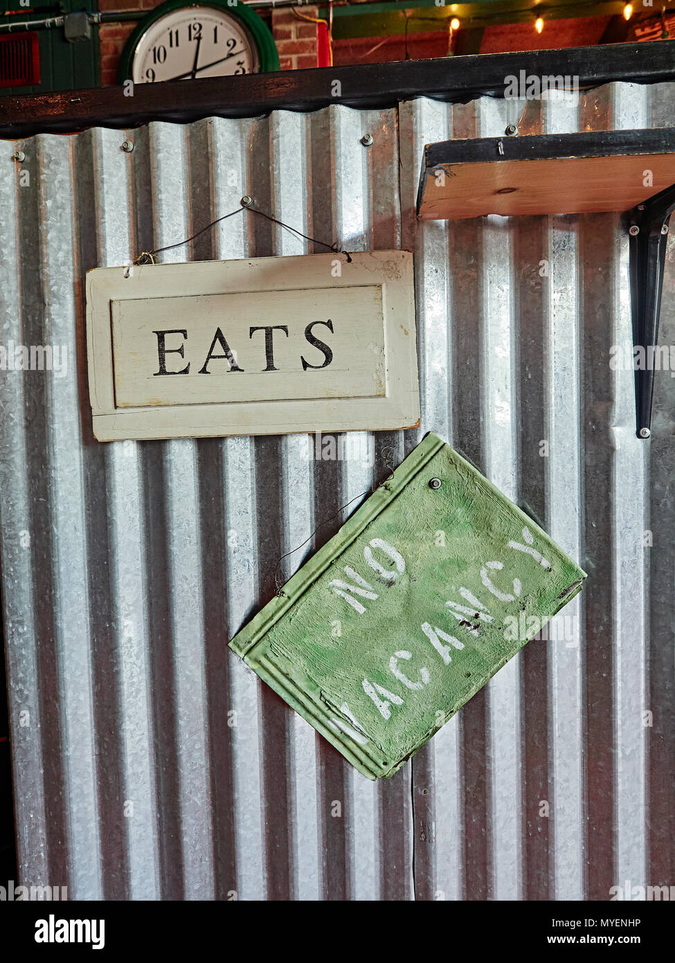 Isst und keine freie Stelle Zeichen oder Zeichen hängen an Restaurant Wand für Interior Design in einem hippen College Town Restaurant in Auburn, Alabama, USA. Stockfoto
