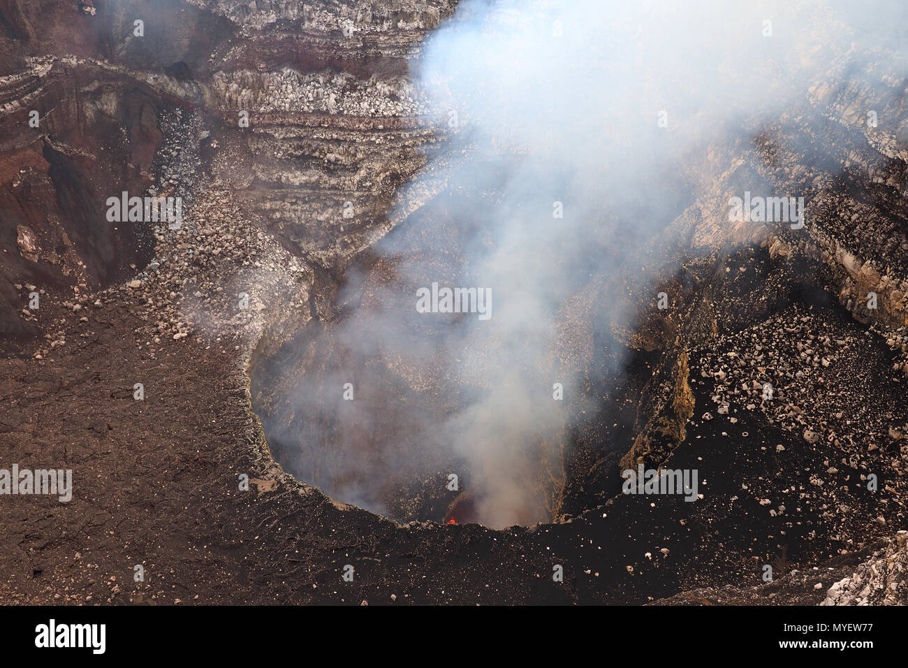 Der aktive Vulkan Masaya, Nicaragua mit Lava Pool- und gasförmigen Emissionen. Stockfoto