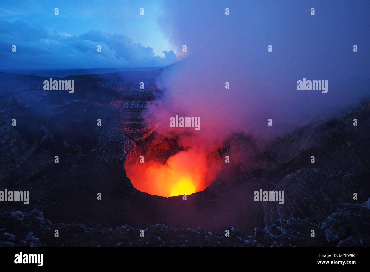 Der aktive Vulkan Masaya, Nicaragua, mit aktiven lava Pool- und gasförmigen Emissionen. Stockfoto