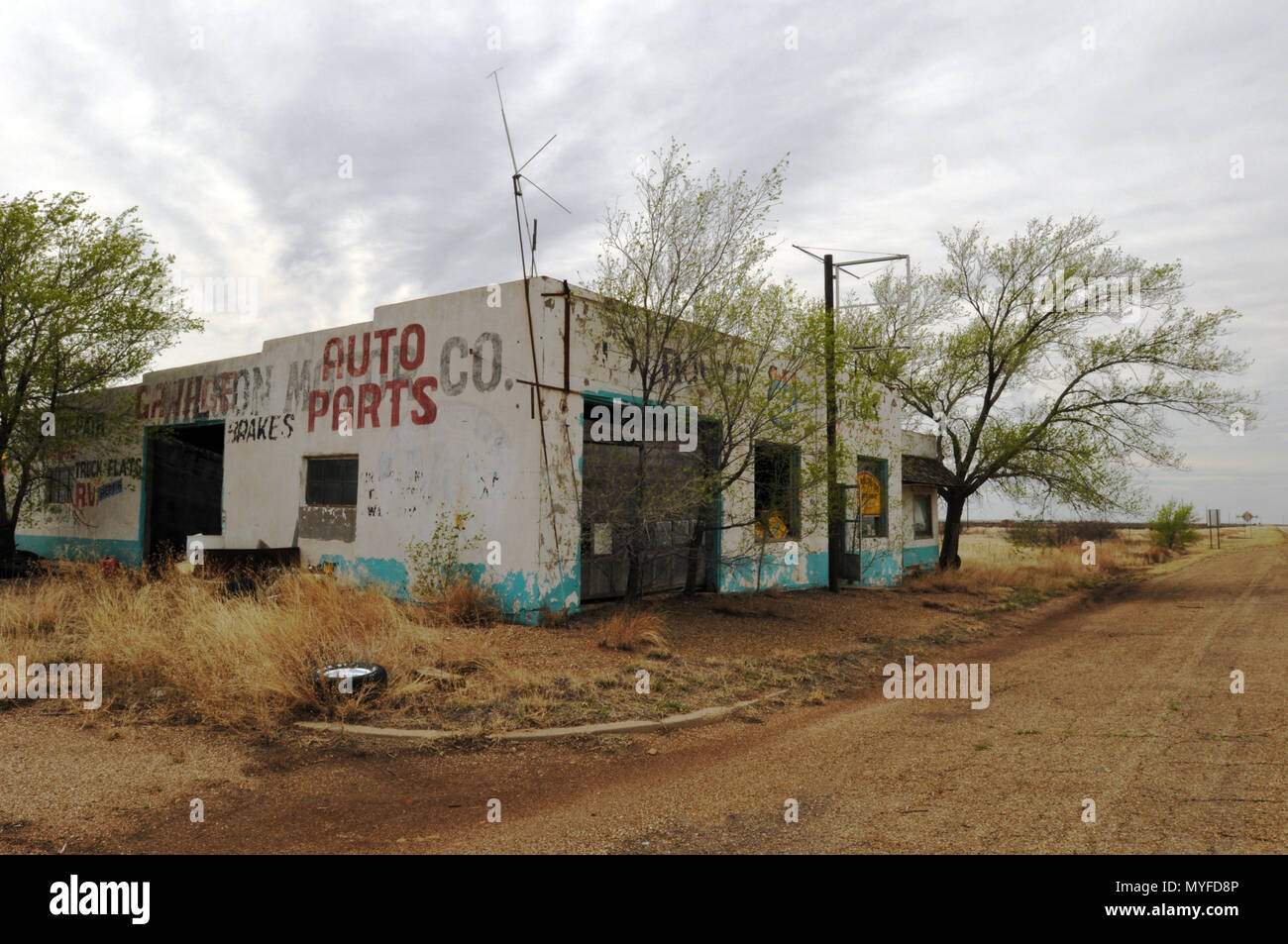 Eine verlassene Garage im Route 66 Stadt San Jon, New Mexiko. Die Interstate 40 (I-40) überbrückt die Gemeinschaft im Jahre 1981. Stockfoto