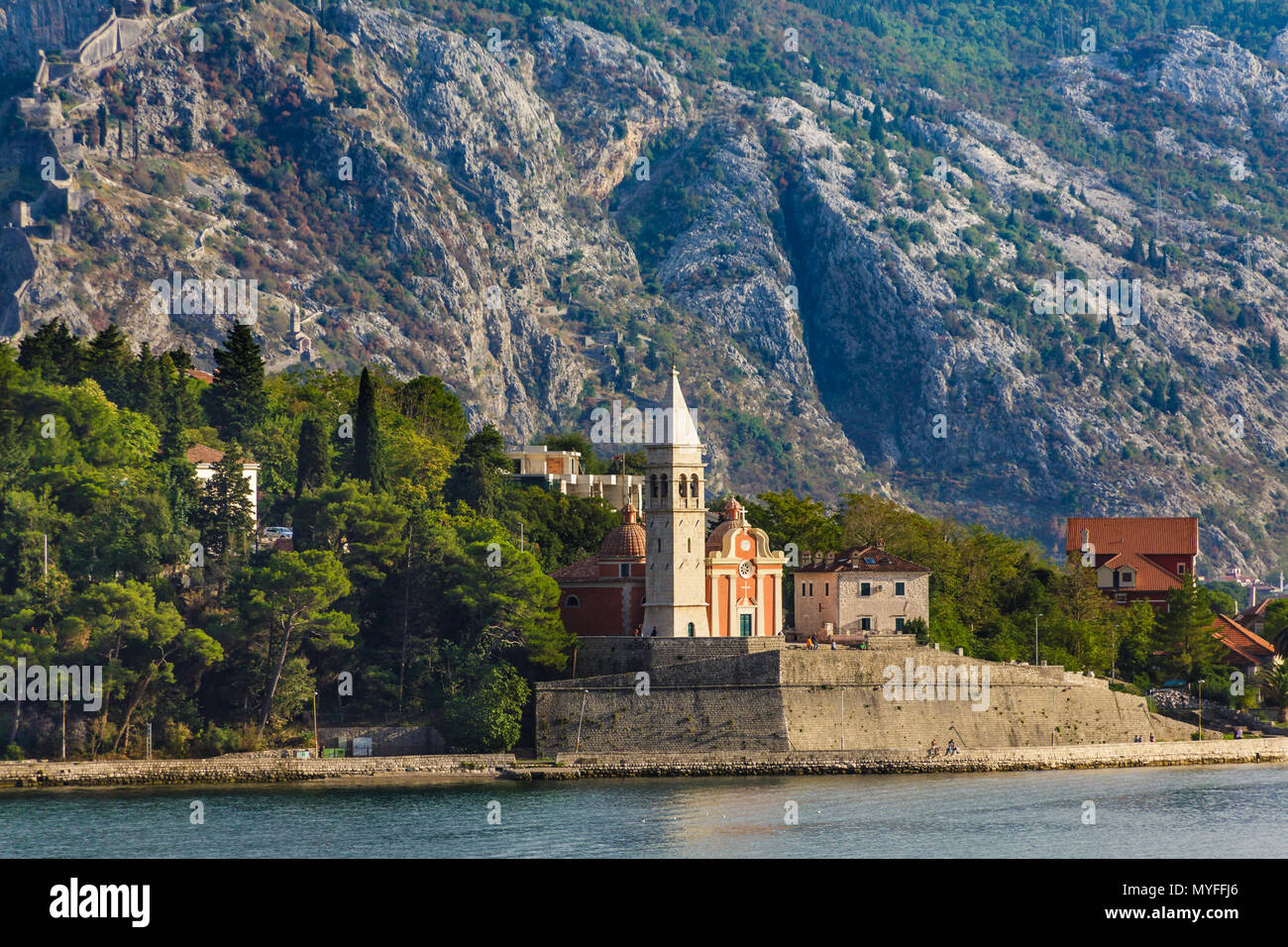 Schöne kleine Kirche in Kotor Stockfoto