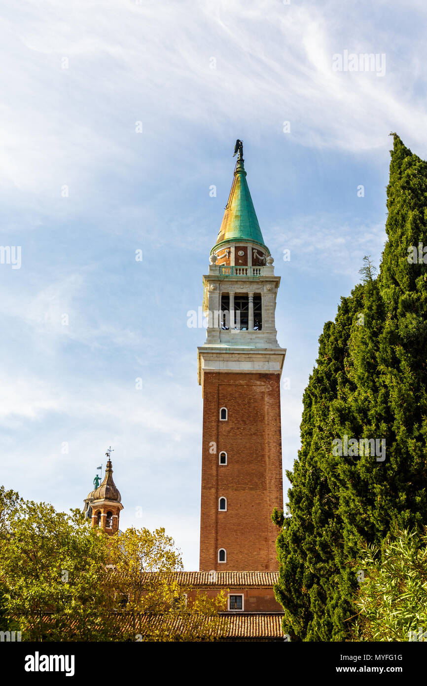 Saint Mark Bell Tower über Bäume Stockfoto