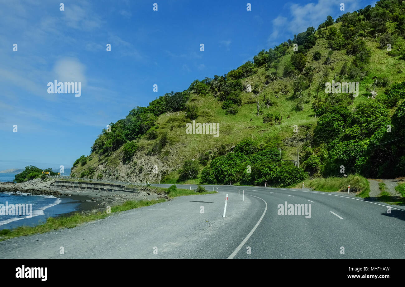 Küstenstraße am sonnigen Tag in South Island, Neuseeland. Stockfoto