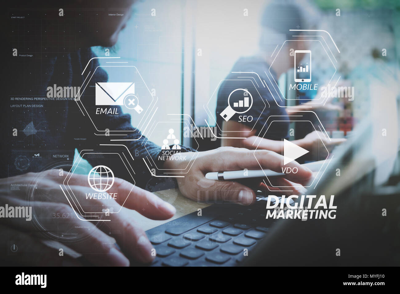 Digitales Marketing Medien (Website, E-Mail, Social Network, SEO, Video, Mobile App) in virtuellen Bildschirm. Coworking Prozess, Unternehmer Team bei der Arbeit Stockfoto