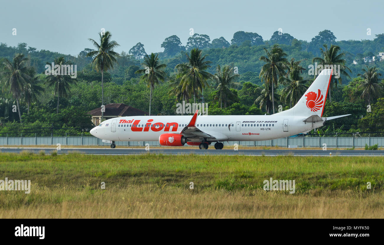 Phuket, Thailand - Apr 25, 2018. Eine Boeing 737-800 Flugzeug von Thai Lion Air auf Start- und Landebahn am Internationalen Flughafen Phuket (HKT). Stockfoto