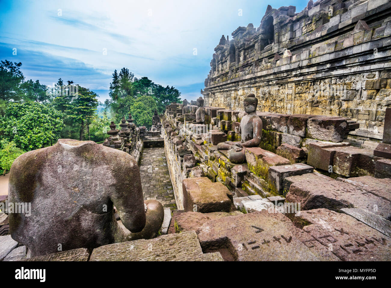 Reliefs Korridor mit Buddha Statuen entlang der Balustraden im 9. Jahrhundert Borobudur buddhistischen Tempel, Zentraljava, Indonesien Stockfoto