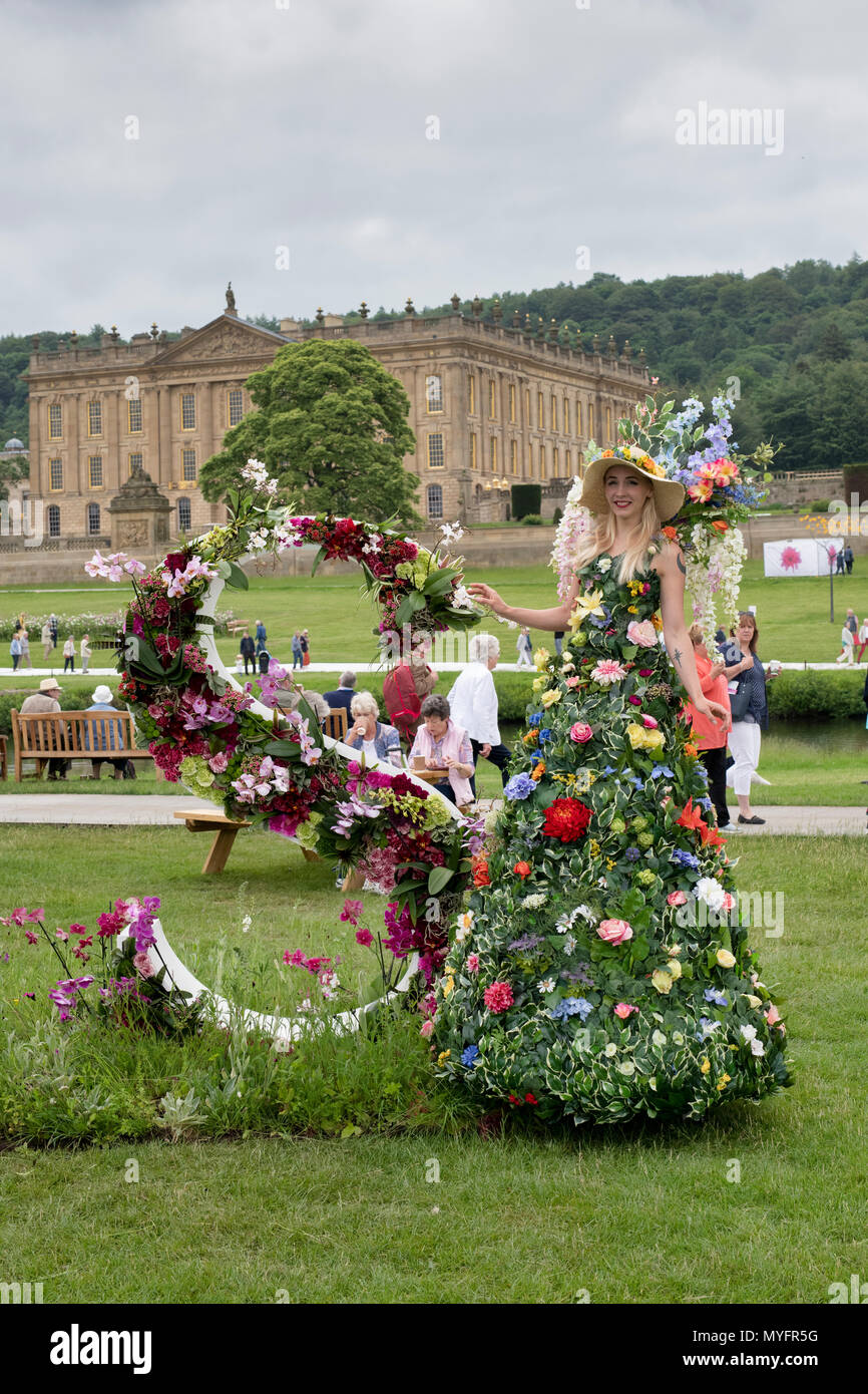 Frau auf Stelzen mit einem floralen Outfit an der RHS Chatsworth Flower Show 2018. Chatsworth, Bakewell, Derbyshire, Großbritannien Stockfoto