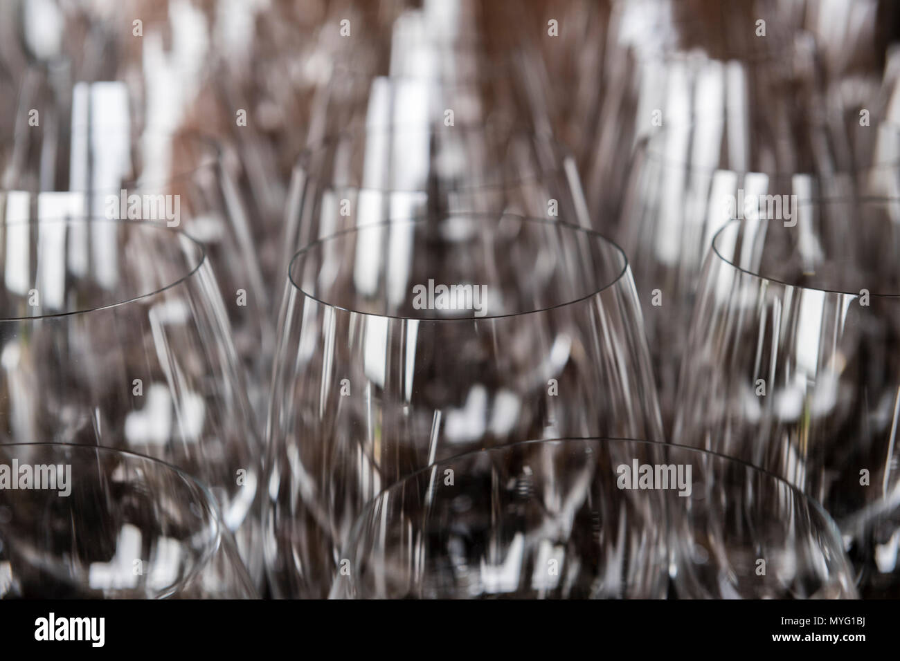 Das transparente Glas Felgen der Weingläser in einem Restaurant gespeichert. Stockfoto