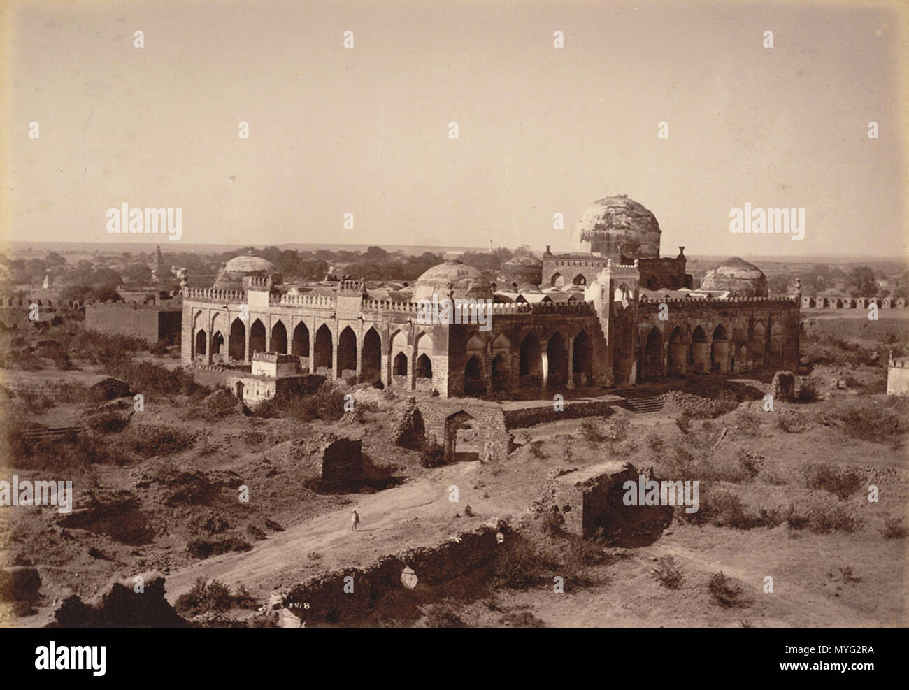 . Große Moschee in Gulbarga Fort. Englisch: Foto des Jami Masjid in Gulbarga, Karnataka, von der Curzon Sammlung: "Ansichten von HH den Nizam von Herrschaften, Hyderabad, Deccan, 1892", der von Deen Dayal in den 1880er Jahren genommen. Im frühen 14. Jahrhundert dem Deccan wurde von Muhammad Tughluq (1325-51), die die gesamte Region unter der Herrschaft des Sultanat von Delhi gebracht belegt. Später im Jahrhundert Gulbarga wurde die Hauptstadt der Bahmani Reich (1347-1527), einem neu gegründeten unabhängigen Staat, bis 1424, wenn das Kapital auf Bidar übertragen. Die Bahmanis regiert über die meisten der Deccan bis zum l Stockfoto