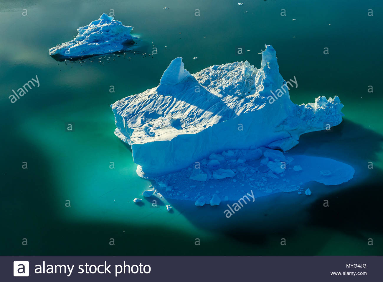 Luftbild von Eisbergen in Sermilik Fjord. Stockfoto