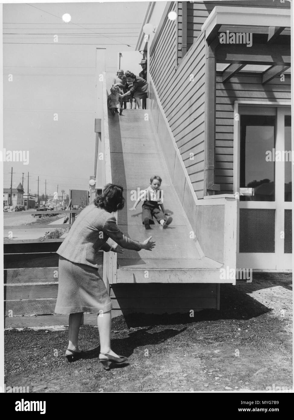 4.000 Gehäuse Projektfortschritt Fotos März 6,1943 bis 11 August, 1943, Richmond, CA, Kinder palying... - Stockfoto