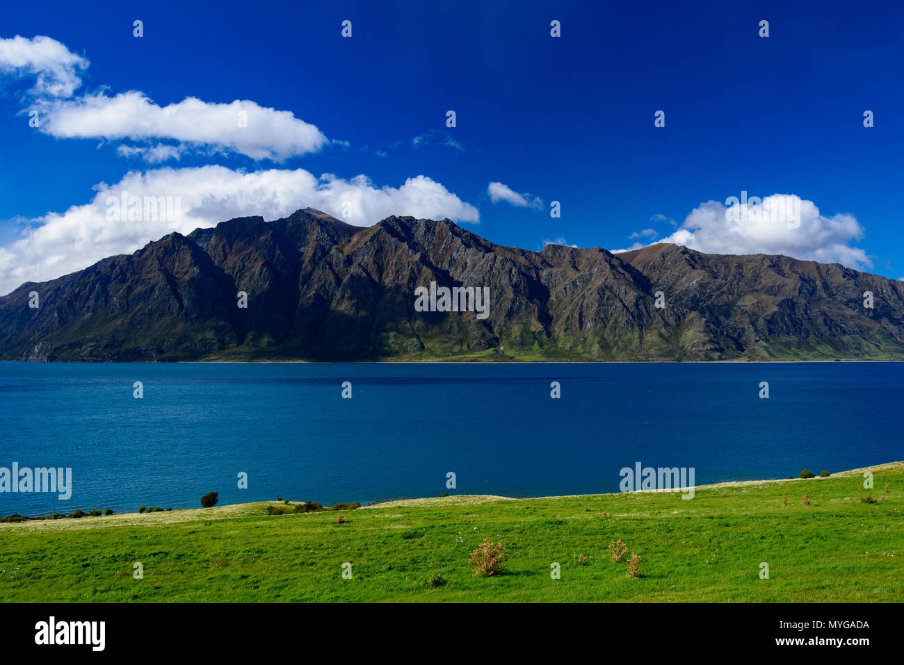 Blick auf den Lake Wanaka mit Bergen, Südinsel, Neuseeland Stockfoto