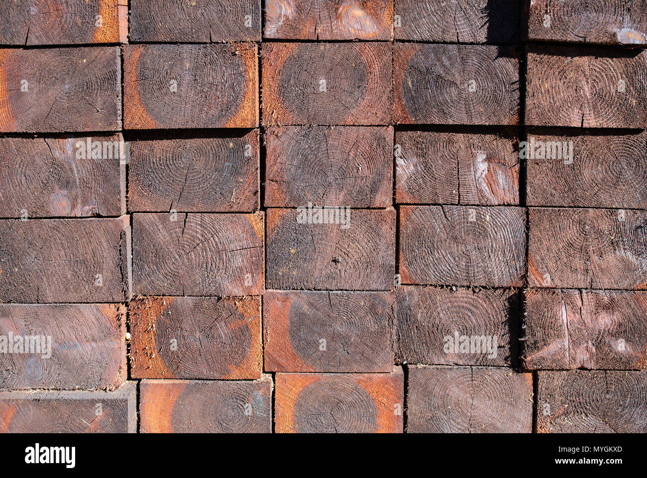 Stapel von Eisenbahnunternehmen Balken, Track unterlegt, alte hölzerne Dielen, Holz tar Braun. Stockfoto