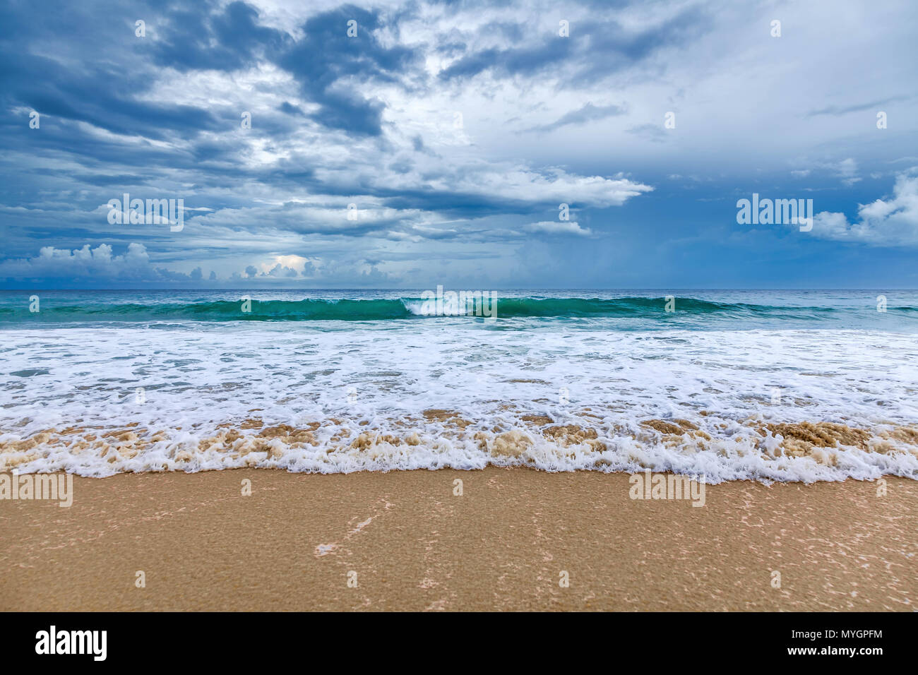 Karon Beach auf der Insel Phuket in Thailand. Stockfoto