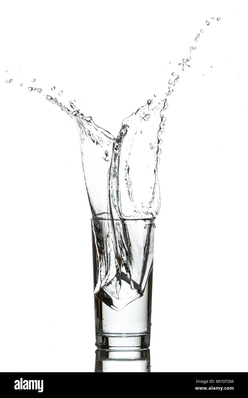 Glas Wasser mit Eiswürfeln Stockfoto