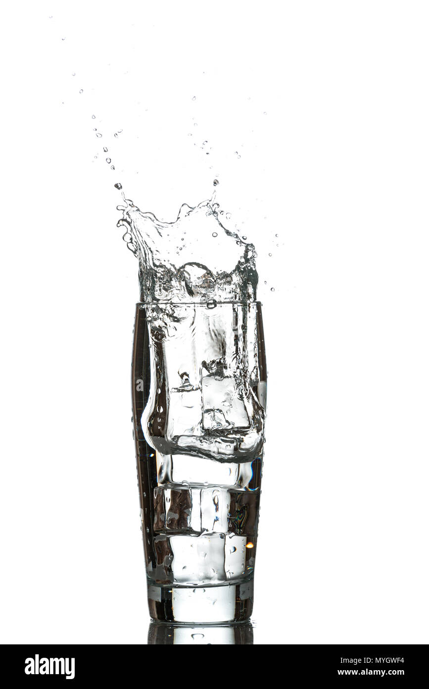 Foto der Glas Wasser mit Eiswürfeln Stockfoto