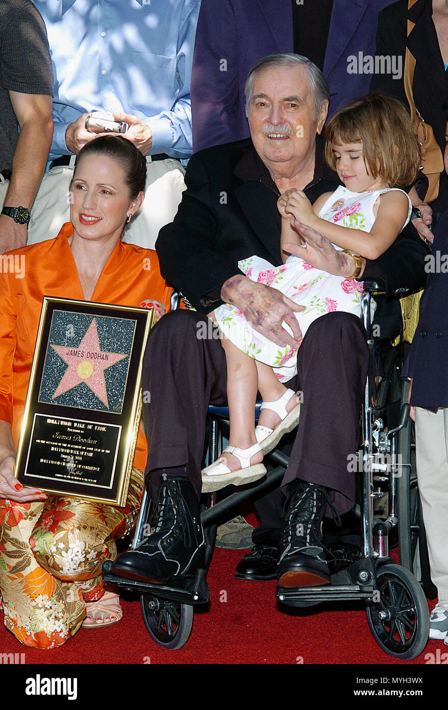 James Doohan (Beam Me Up Scotty) von Star Trek mit Frau Wende und Tochter Sarah erhielt die 2261Th Stern auf dem Hollywood Walk of Fame in Los Angeles. August 31, 2004. - DoohanJames Wende Sarah008. jpgDoohanJames Wende Sarah008 Veranstaltung in Hollywood Leben - Kalifornien, Red Carpet Event, USA, Filmindustrie, Prominente, Fotografie, Bestof, Kunst, Kultur und Unterhaltung, Topix prominente Mode, Besten, Hollywood Leben, Event in Hollywood Leben - Kalifornien, Film Stars, TV Stars, Musik, Promis, Topix, Bestof, Kunst, Kultur und Unterhaltung, Fotografie, Stockfoto