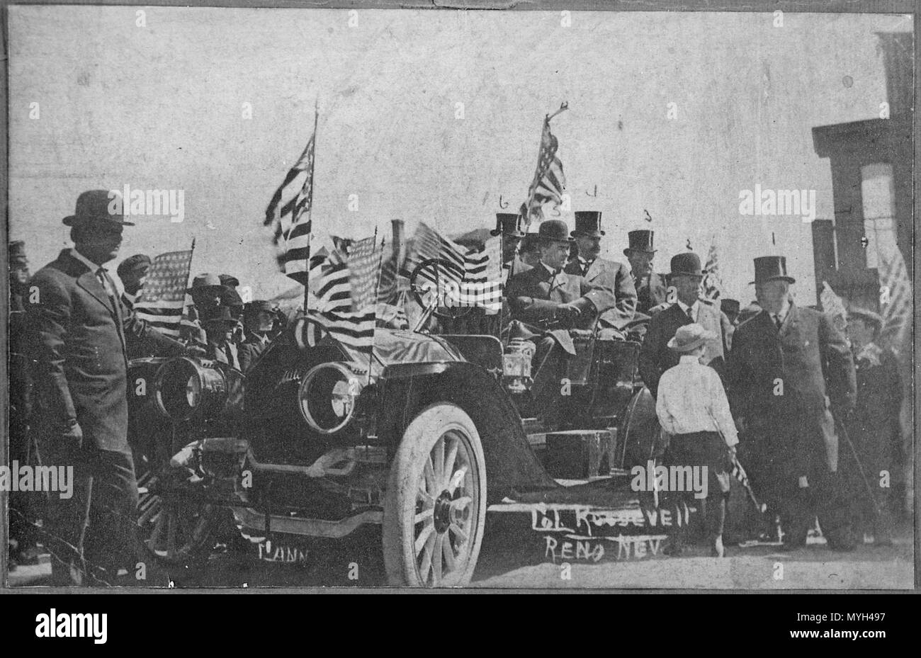 Colonel Roosevelt, Reno, Nev Kampagnen aus einer offenen Tourenwagen mit amerikanischen Flaggen dekoriert, Ca. 1912. Theodore Roos - Stockfoto