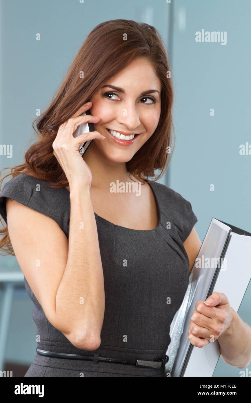 Porträt einer zuversichtlich Hispanic Geschäftsfrau bei der Arbeit. Stockfoto