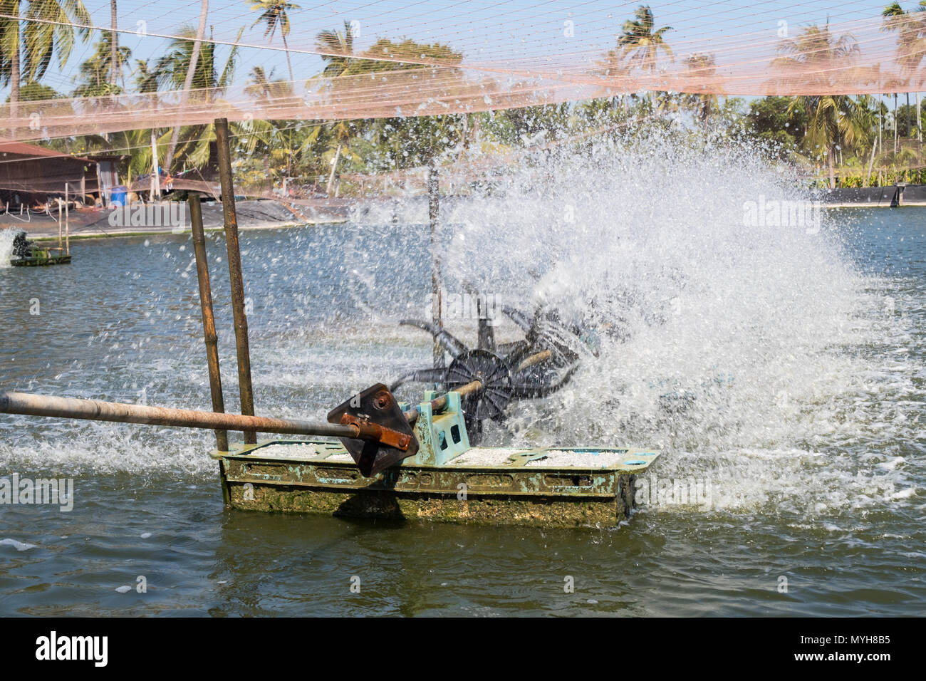 Wasser lüftung Turbine in der Landwirtschaft Aquatic. Garnelen und Fisch Brüterei in Thailand. Stockfoto