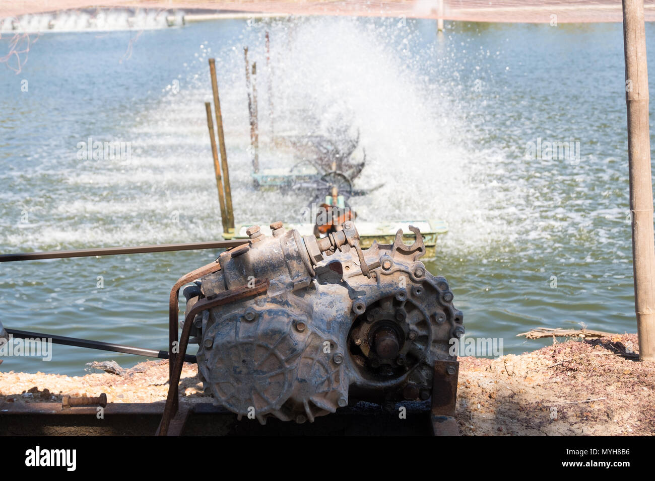 Wasser lüftung Turbine in der Landwirtschaft Aquatic. Garnelen und Fisch Brüterei in Thailand. Stockfoto