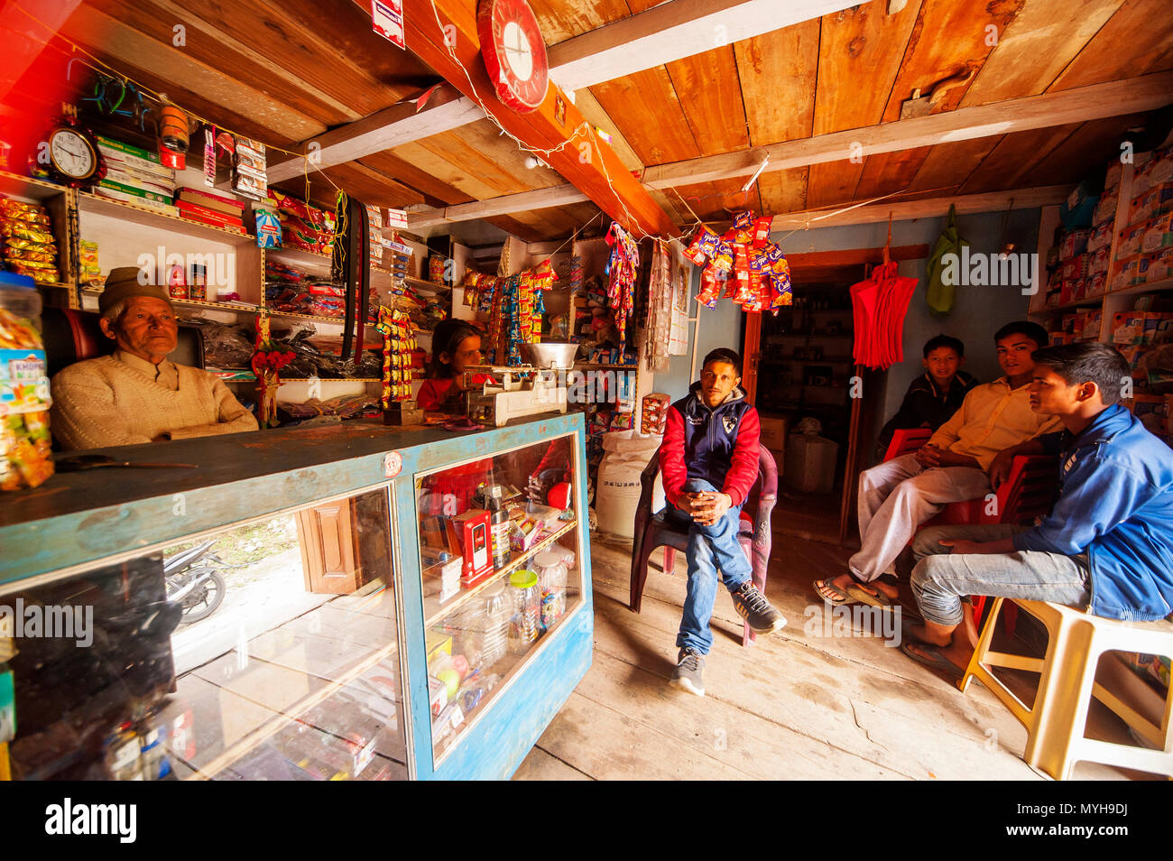 Typische Shop Verkauf von Lebensmitteln aus einem der Dörfer an Nandhour Tal, Kumaon Hügel, Uttarakhand, Indien Stockfoto