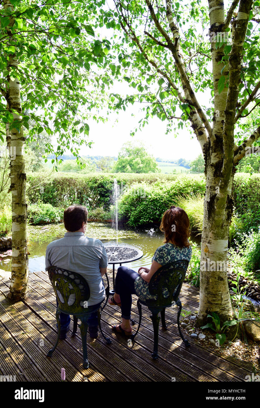 Die Besucher der offenen Gärten bei Newton Valence Entspannung am Teich Cottage, Newton Valence, in der Nähe von Alton, Hampshire, UK. 20.05.2018. Stockfoto